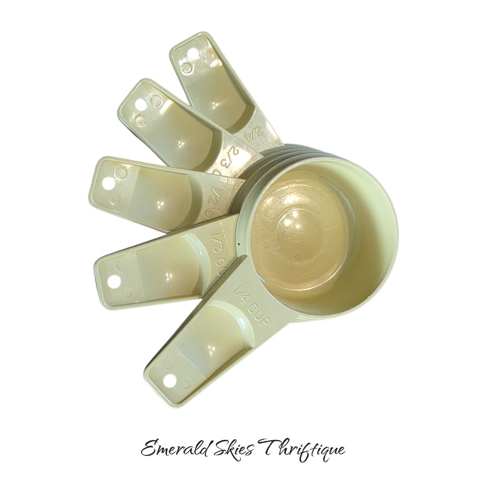 Vintage Tupperware 5 piece measuring cups, READ. Free ship